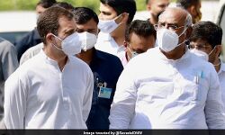 കോണ്‍ഗ്രസ് അധ്യക്ഷസ്ഥാനത്തേക്കുള്ള മല്‍സരത്തില്‍ മല്ലികാര്‍ജുന്‍ ഖാര്‍ഗെയും തരൂരും