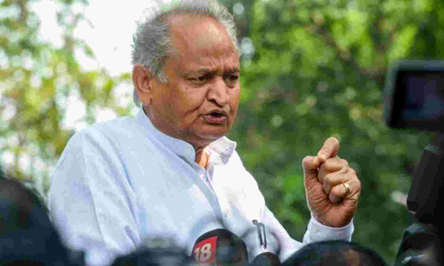 എനിക്ക് എങ്ങനെ അവരെ ഒറ്റിക്കൊടുക്കാന് കഴിയും? രാജസ്ഥാനില് വിമത എംഎല്എമാരെക്കുറിച്ച് അശോക് ഗെഹ്ലോട്ട് എനിക്ക് എങ്ങനെ അവരെ ഒറ്റിക്കൊടുക്കാന് കഴിയും? രാജസ്ഥാനില് വിമത എംഎല്എമാരെക്കുറിച്ച് അശോക് ഗെഹ്ലോട്ട്