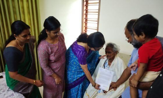 101 വയസുള്ള സമ്മതിദായകയെ  പത്തനംതിട്ട ജില്ലാ കളക്ടര്‍ വീട്ടിലെത്തി ആദരിച്ചു