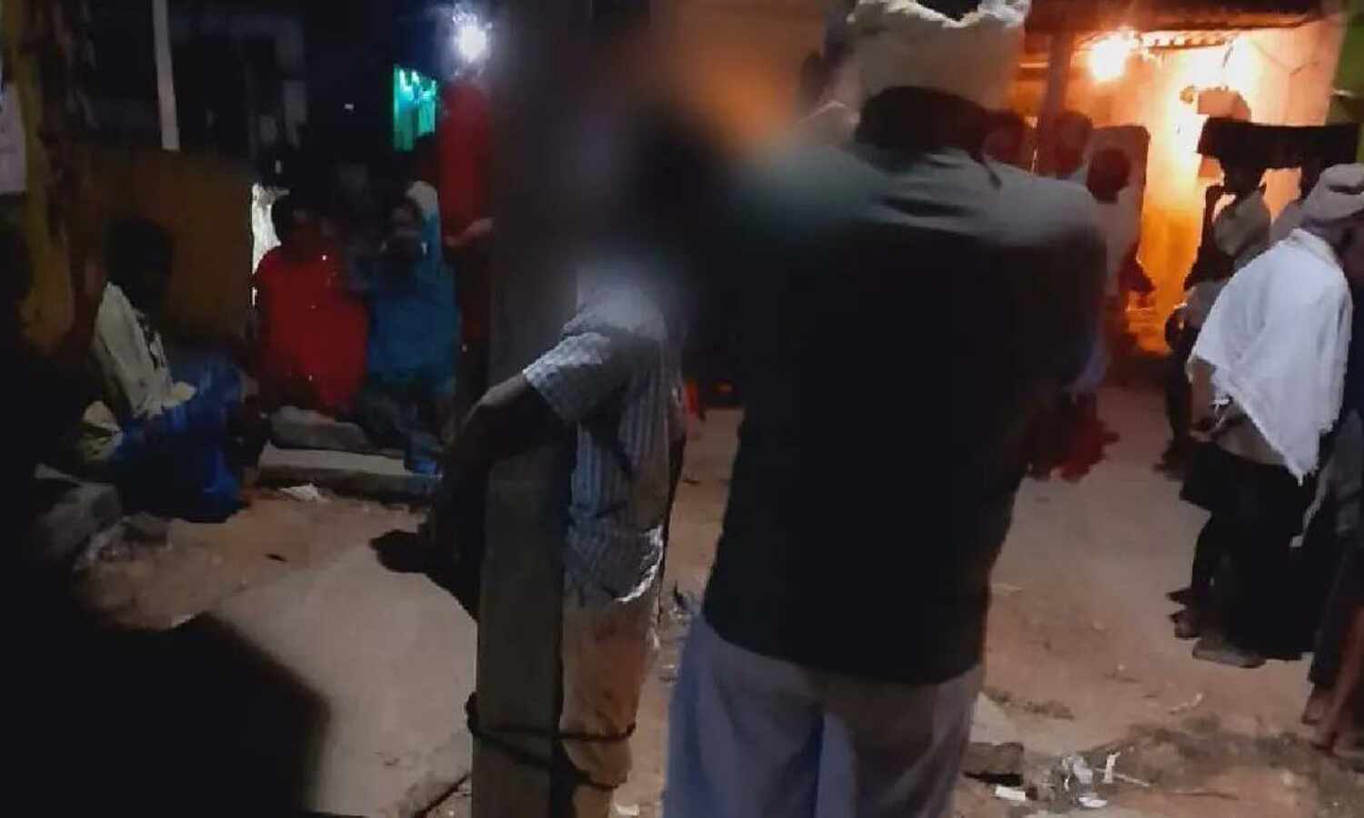 മോഷണം ആരോപിച്ച് ദലിത് ബാലനെ തൂണില് കെട്ടിയിട്ട് മര്ദിച്ചു; 10 പേര്ക്കെതിരേ കേസ് മോഷണം ആരോപിച്ച് ദലിത് ബാലനെ തൂണില് കെട്ടിയിട്ട് മര്ദിച്ചു; 10 പേര്ക്കെതിരേ കേസ്
