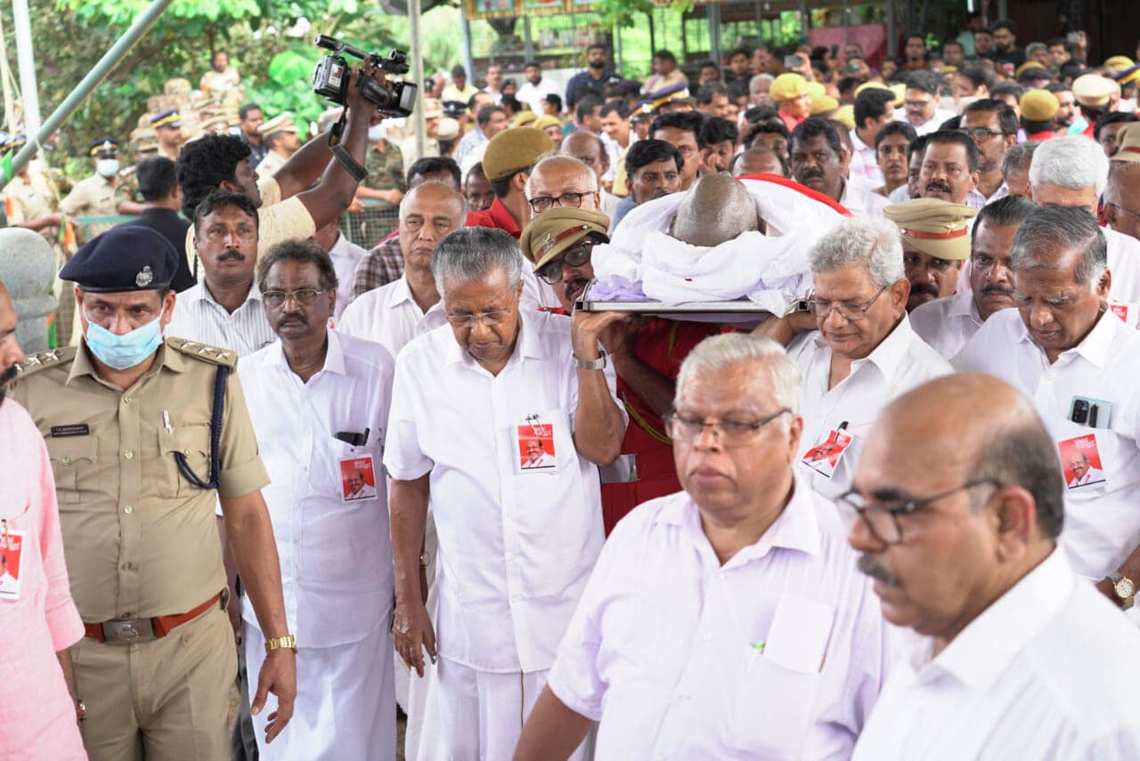 കോടിയേരി ഇനി ഓര്‍മ്മ, പയ്യാമ്പലത്ത് നായനാര്‍ക്കും ചടയന്‍ ഗോവിന്ദനും ഇടയില്‍ അന്ത്യവിശ്രമം