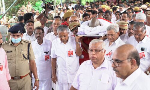 കോടിയേരി ഇനി ഓര്‍മ്മ, പയ്യാമ്പലത്ത് നായനാര്‍ക്കും ചടയന്‍ ഗോവിന്ദനും ഇടയില്‍ അന്ത്യവിശ്രമം