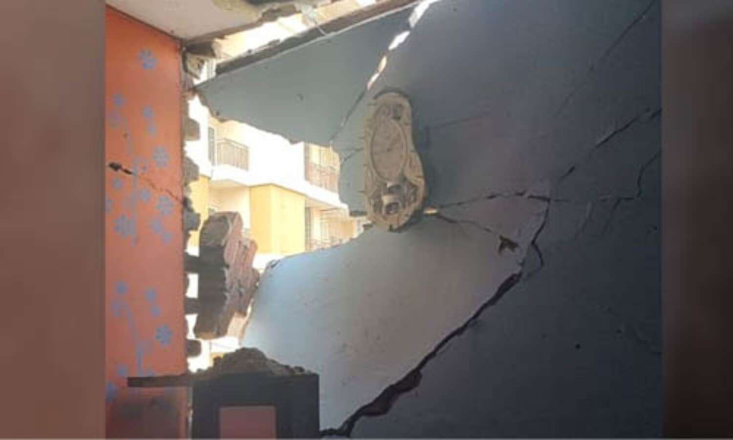 യുപിയില് എല്ഇഡി ടിവി പൊട്ടിത്തെറിച്ച് 16 കാരന് ദാരുണാന്ത്യം യുപിയില് എല്ഇഡി ടിവി പൊട്ടിത്തെറിച്ച് 16 കാരന് ദാരുണാന്ത്യം