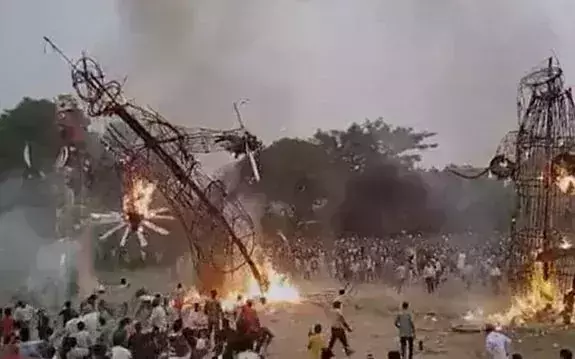 ദസറ ആഘോഷത്തിനിടെ കത്തിക്കൊണ്ടിരുന്ന കൂറ്റന്‍ കോലം കാണികള്‍ക്കുമേല്‍ പതിച്ചു; നിരവധി പേര്‍ക്ക് പൊള്ളലേറ്റു (വീഡിയോ)