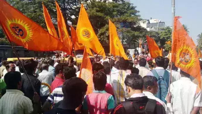 കൈകള് വെട്ടൂ, അവരുടെ തലയറുക്കൂ; മുസ്ലിംകള്ക്കെതിരെ കൊലവിളിയുമായി രാജ്യതലസ്ഥാനത്ത് വിഎച്ച്പി റാലി കൈകള് വെട്ടൂ, അവരുടെ തലയറുക്കൂ; മുസ്ലിംകള്ക്കെതിരെ കൊലവിളിയുമായി രാജ്യതലസ്ഥാനത്ത് വിഎച്ച്പി റാലി