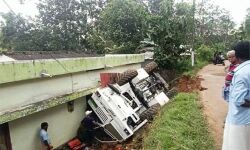 കോണ്ക്രീറ്റ് മിക്സിങ് ലോറി വീടിന് മുകളിലേക്ക് മറിഞ്ഞു കോണ്ക്രീറ്റ് മിക്സിങ് ലോറി വീടിന് മുകളിലേക്ക് മറിഞ്ഞു