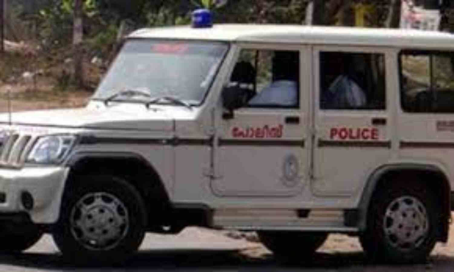 കഞ്ചാവ് നല്കിയില്ല; വീട് അടിച്ചുതകര്ത്ത യുവാക്കള് വയോധികയെ വെട്ടിപ്പരിക്കേല്പ്പിച്ചു, സംഭവം കൊല്ലത്ത് കഞ്ചാവ് നല്കിയില്ല; വീട് അടിച്ചുതകര്ത്ത യുവാക്കള് വയോധികയെ വെട്ടിപ്പരിക്കേല്പ്പിച്ചു, സംഭവം കൊല്ലത്ത്