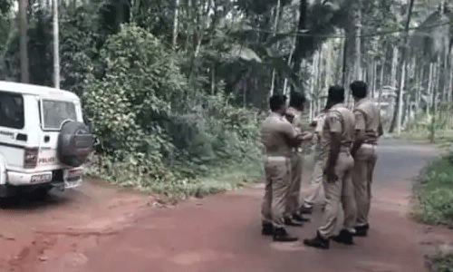 കോഴിക്കോട് ആള്ദൈവത്തിന് നേരെ നാട്ടുകാരുടെ പ്രതിഷേധം; ആശ്രമത്തിലേക്ക് വന്ന വാഹനങ്ങളുടെ ചില്ലടിച്ച് തകര്ത്തു കോഴിക്കോട് ആള്ദൈവത്തിന് നേരെ നാട്ടുകാരുടെ പ്രതിഷേധം; ആശ്രമത്തിലേക്ക് വന്ന വാഹനങ്ങളുടെ ചില്ലടിച്ച് തകര്ത്തു