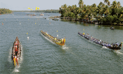 കോട്ടപ്പുറം കായലിന്റെ ജലരാജാക്കന്‍മാരായി മഹാദേവിക്കാട് കാട്ടില്‍ തെക്കേതയ്യില്‍ ചുണ്ടന്‍ വള്ളവും തുരുത്തിപുറവും