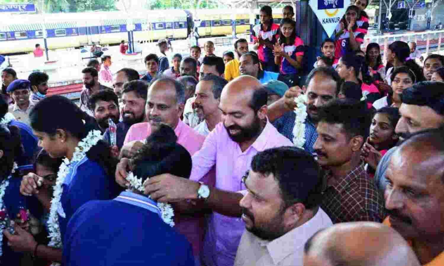 ദേശീയ ഗെയിംസ്: കേരള വോളി ചാമ്പ്യന്മാര്ക്ക് സ്വീകരണം നല്കി ദേശീയ ഗെയിംസ്: കേരള വോളി ചാമ്പ്യന്മാര്ക്ക് സ്വീകരണം നല്കി