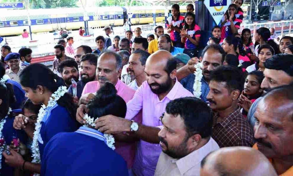 ദേശീയ ഗെയിംസ്: കേരള വോളി ചാമ്പ്യന്മാര്ക്ക് സ്വീകരണം നല്കി ദേശീയ ഗെയിംസ്: കേരള വോളി ചാമ്പ്യന്മാര്ക്ക് സ്വീകരണം നല്കി