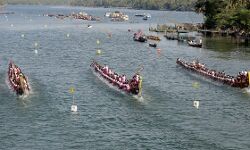 കോട്ടപ്പുറം കായലിന്റെ ജലരാജാക്കൻമാരായി മഹാദേവിക്കാട് കാട്ടിൽ തെക്കേതയ്യിൽ ചുണ്ടൻ വള്ളവും തുരുത്തിപുറവും