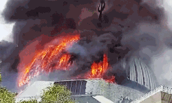 ഇന്തോനേഷ്യയില്‍ പള്ളിയുടെ കൂറ്റന്‍ താഴികക്കുടം തീപിടിത്തത്തില്‍ തകര്‍ന്നു