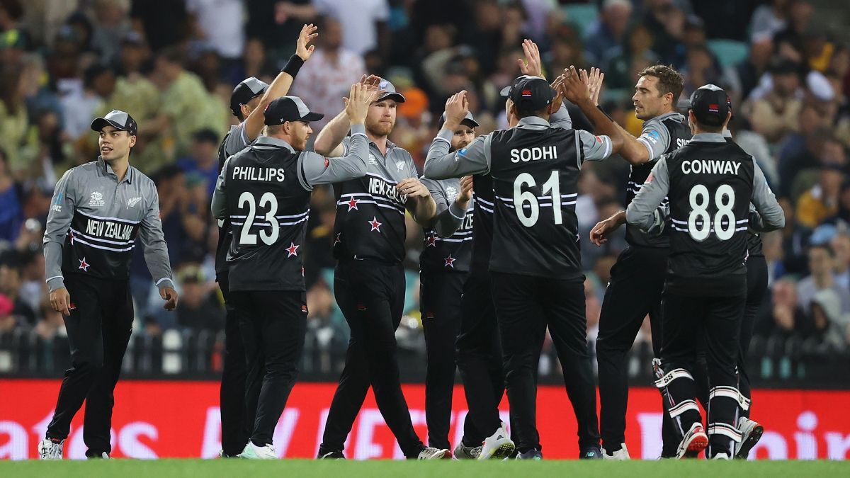 ലോകകപ്പ്; കംഗാരുക്കള്‍ക്ക് മീതെ പറന്ന് കിവികള്‍; ആദ്യദിനം ചാംപ്യന്‍മാര്‍ വീണു