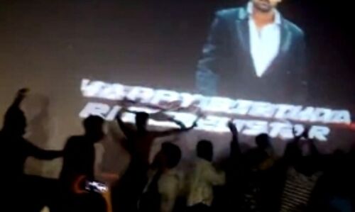 പടക്കം പൊട്ടിച്ച് പ്രിയതാരത്തിന്റെ ജന്മദിനാഘോഷവുമായി ആരാധകര്‍; ആന്ധ്ര തിയ്യറ്ററില്‍ തീപിടിത്തം