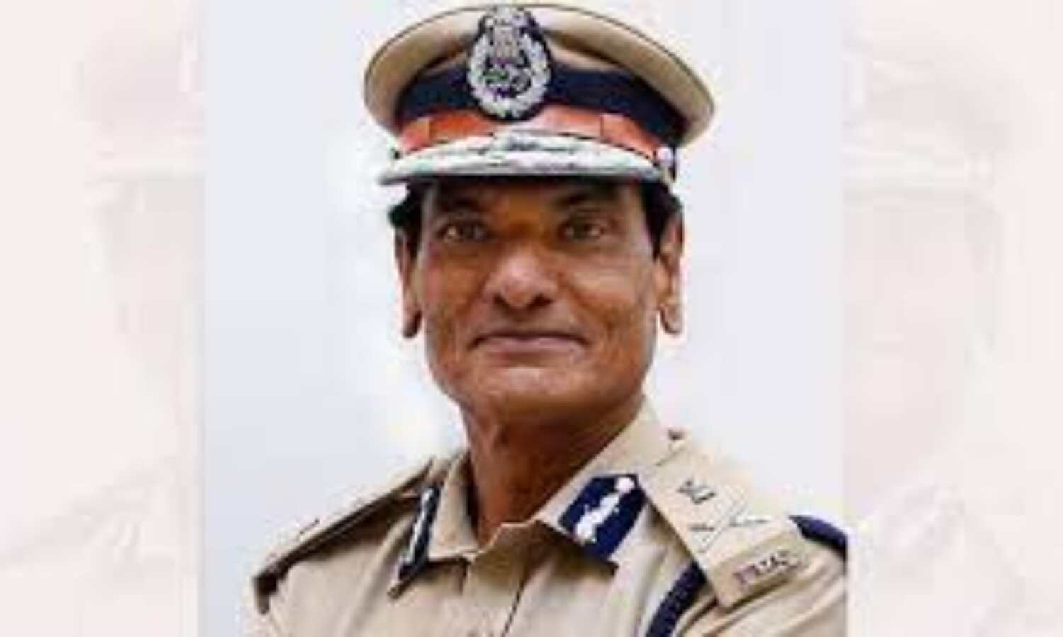 അനാവശ്യ ബലപ്രയോഗത്തിന് കൂച്ചുവിലങ്ങ്, പ്രതികള്ക്കെതിരായ നടപടികളില് നിയമം പാലിക്കണം; മുഖം മിനുക്കല് നടപടികളുമായി ഡിജിപി അനാവശ്യ ബലപ്രയോഗത്തിന് കൂച്ചുവിലങ്ങ്, പ്രതികള്ക്കെതിരായ നടപടികളില് നിയമം പാലിക്കണം; മുഖം മിനുക്കല് നടപടികളുമായി ഡിജിപി