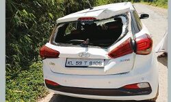 തലപ്പുഴയില്‍ കാട്ടാന ആക്രമണം; കാറിലുണ്ടായിരുന്ന കുടുംബം രക്ഷപ്പെട്ടത് തലനാരിഴക്ക്