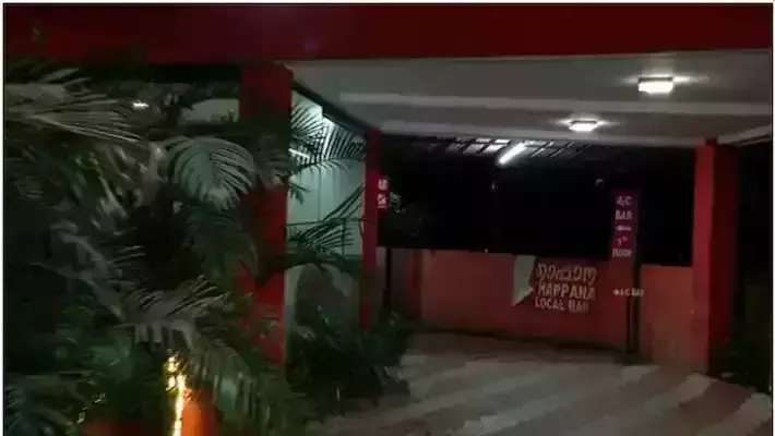കൊച്ചിയില് ബാറില് വെടിവെപ്പ്; മദ്യപന് വെടിയുതിര്ത്തത് രണ്ടുറൗണ്ട്, ആര്ക്കും പരിക്കില്ല കൊച്ചിയില് ബാറില് വെടിവെപ്പ്; മദ്യപന് വെടിയുതിര്ത്തത് രണ്ടുറൗണ്ട്, ആര്ക്കും പരിക്കില്ല