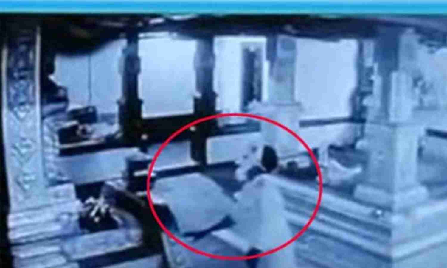 തൊഴുത് പ്രാര്ത്ഥിച്ച ശേഷം ക്ഷേത്രത്തില് കവര്ച്ച; മോഷ്ടാവ് പിടിയില് തൊഴുത് പ്രാര്ത്ഥിച്ച ശേഷം ക്ഷേത്രത്തില് കവര്ച്ച; മോഷ്ടാവ് പിടിയില്