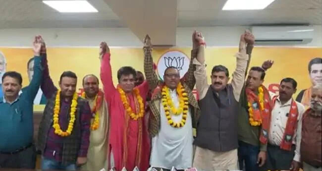 ജമ്മുവില്‍ മുതിര്‍ന്ന ആം ആദ്മി പാര്‍ട്ടി നേതാവ് ഉള്‍പ്പെടെ ഒമ്പത് അംഗങ്ങള്‍ ബിജെപിയില്‍