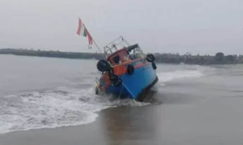 ചാലിയത്ത് മല്‍സ്യബന്ധനത്തിന് പോയ ബോട്ട് അപകടത്തില്‍പ്പെട്ടു