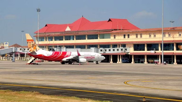 പാന്റിന്റെ സിപ്പിനോട് ചേര്ത്ത് സ്വര്ണം കടത്തിയ ആള് നെടുമ്പാശേരിയില് പിടിയില് പാന്റിന്റെ സിപ്പിനോട് ചേര്ത്ത് സ്വര്ണം കടത്തിയ ആള് നെടുമ്പാശേരിയില് പിടിയില്