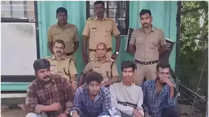സ്വകാര്യ ബസ്സില് കഞ്ചാവ് കടത്തിയ മൂന്ന് യുവാക്കള് പിടിയില് സ്വകാര്യ ബസ്സില് കഞ്ചാവ് കടത്തിയ മൂന്ന് യുവാക്കള് പിടിയില്