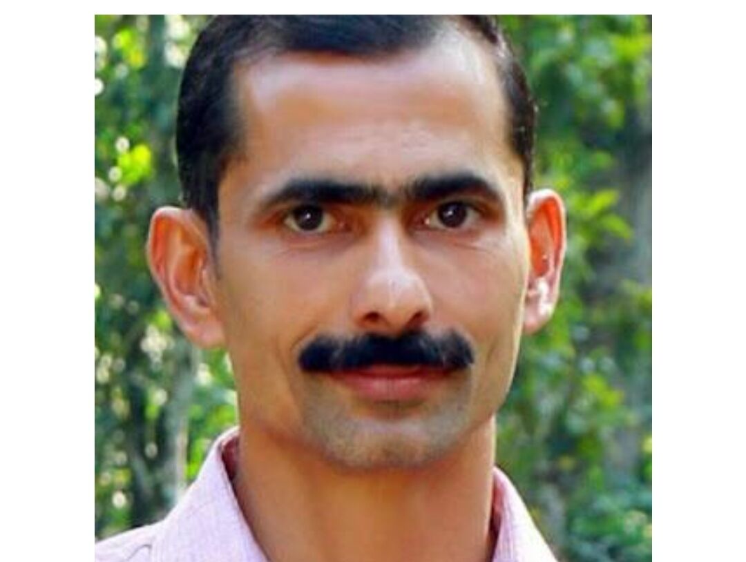 ഇരുമ്പ് ഏണി വൈദ്യുതി ലൈനിൽ തട്ടി; ഗൃഹനാഥൻ വൈദ്യുതാഘാതമേറ്റ് മരിച്ചു ഇരുമ്പ് ഏണി വൈദ്യുതി ലൈനിൽ തട്ടി; ഗൃഹനാഥൻ വൈദ്യുതാഘാതമേറ്റ് മരിച്ചു