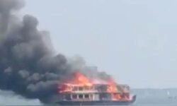 ആലപ്പുഴയില്‍ ഹൗസ് ബോട്ടിന് തീപ്പിടിച്ചു; ഒരാള്‍ക്ക് പരിക്ക്