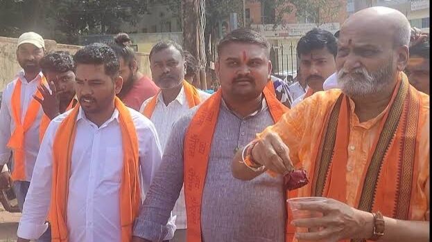 ടിപ്പു ജയന്തിക്ക് ശേഷം ഈദ്ഗാഹ് മൈതാനം ശുദ്ധീകരിക്കാന്‍ ഗോമൂത്രം തളിച്ച് ഹിന്ദുത്വ സംഘടന