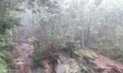 മൂന്നാര്‍ മാട്ടുപ്പെട്ടി എക്കോ പോയിന്റില്‍ ഉരുള്‍പൊട്ടി; വട്ടവട റോഡില്‍ യാത്ര നിരോധിച്ചു