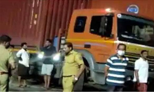 ഡീസല്‍ ടാങ്കര്‍ ലോറി ഡിവൈഡറിലേക്ക് ഇടിച്ചുകയറി