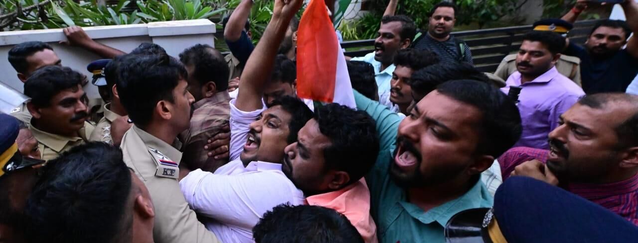 വി സി യുടെ വീട്ടിലേക്ക് യൂത്ത് കോൺഗ്രസ് മാർച്ച് വി സി യുടെ വീട്ടിലേക്ക് യൂത്ത് കോൺഗ്രസ് മാർച്ച്