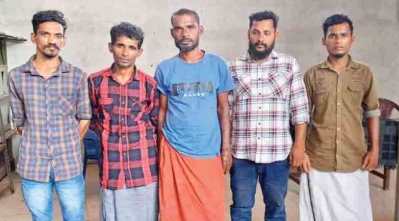 കാറിൽനിന്ന് സ്ഫോടക വസ്തുക്കൾ പിടികൂടിയ സംഭവത്തിൽ അഞ്ചുപേർ അറസ്റ്റിൽ കാറിൽനിന്ന് സ്ഫോടക വസ്തുക്കൾ പിടികൂടിയ സംഭവത്തിൽ അഞ്ചുപേർ അറസ്റ്റിൽ