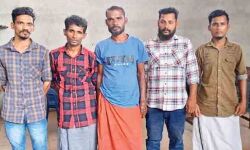 കാ​റി​ൽ​നി​ന്ന് സ്‌​ഫോ​ട​ക വ​സ്തു​ക്ക​ൾ പി​ടി​കൂ​ടി​യ സം​ഭ​വ​ത്തി​ൽ അഞ്ചുപേർ അ​റ​സ്റ്റി​ൽ