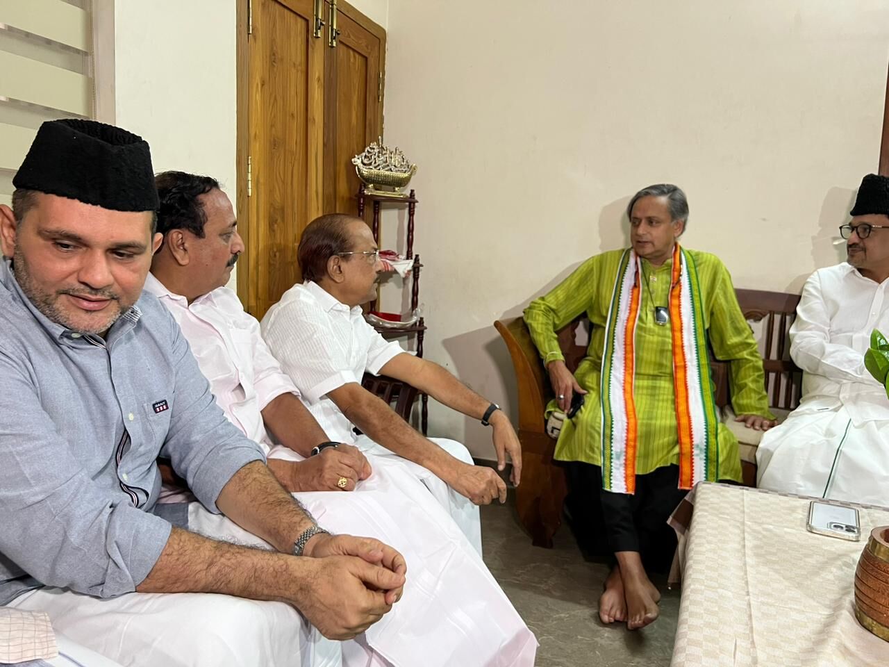 ശശി തരൂർ പാണക്കാട് സാദിഖലി ശിഹാബ് തങ്ങളുമായി കൂടിക്കാഴ്ച നടത്തി ശശി തരൂർ പാണക്കാട് സാദിഖലി ശിഹാബ് തങ്ങളുമായി കൂടിക്കാഴ്ച നടത്തി