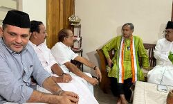 ശശി തരൂർ പാണക്കാട് സാദിഖലി ശിഹാബ് തങ്ങളുമായി കൂടിക്കാഴ്ച നടത്തി