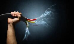 ക്രിസ്റ്റ്യാനോയുടെ കട്ടൗട്ട് സ്ഥാപിക്കുന്നതിനിടെ ഷോക്കേറ്റ് നാലുപേര്‍ക്ക് പരിക്ക്