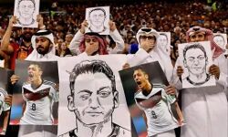 ജർമ്മൻ ടീമിന്റെ ഇരട്ടത്താപ്പിനെതിരെ ​ഗാലറിയിൽ പ്രതിഷേധം;     വാ പൊത്തിപ്പിടിച്ച് ഓസിലിന്റെ ചിത്രവുമായി ആരാധകർ