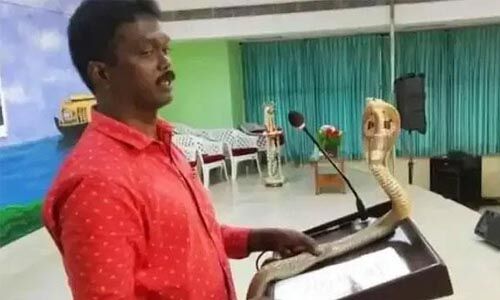 പൊതുവേദിയിലെ പാമ്പ് പ്രദര്ശനം: വാവാ സുരേഷിനെതിരേ കേസ് പൊതുവേദിയിലെ പാമ്പ് പ്രദര്ശനം: വാവാ സുരേഷിനെതിരേ കേസ്