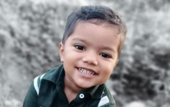 മിനിലോറിയിടിച്ച് മൂന്നുവയസുകാരൻ മരിച്ചു മിനിലോറിയിടിച്ച് മൂന്നുവയസുകാരൻ മരിച്ചു