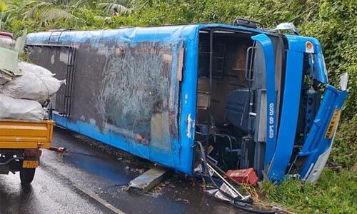 കോട്ടയത്ത് ബ്രേക്ക് നഷ്ടമായ സ്വകാര്യബസ് മറിഞ്ഞു