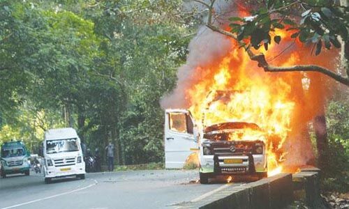 താമരശ്ശേരി ചുരത്തില്‍ ടെമ്പോ ട്രാവലറിന് തീപ്പിടിച്ചു