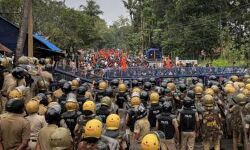 വിഴിഞ്ഞം സമരം സമാധാനപരം, പരിഹരിക്കണം, അക്രമത്തിന് പിന്നിൽ അദാനിയുടെ സ്വകാര്യ സൈന്യം: പ്രമുഖരുടെ പ്രസ്താവന