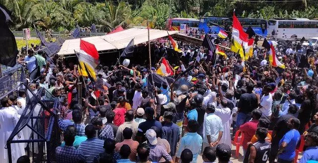 വിഴിഞ്ഞം സമരം പിന്വലിച്ചു; തീരുമാനം മുഖ്യമന്ത്രിയുമായുള്ള ചര്ച്ചയില് വിഴിഞ്ഞം സമരം പിന്വലിച്ചു; തീരുമാനം മുഖ്യമന്ത്രിയുമായുള്ള ചര്ച്ചയില്