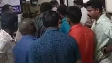 ആലപ്പുഴ മെഡി. കോളജില് അമ്മയും കുഞ്ഞും മരിച്ച സംഭവം: ഡോ. തങ്കു തോമസ് കോശിയെ മാറ്റിനിര്ത്തും ആലപ്പുഴ മെഡി. കോളജില് അമ്മയും കുഞ്ഞും മരിച്ച സംഭവം: ഡോ. തങ്കു തോമസ് കോശിയെ മാറ്റിനിര്ത്തും