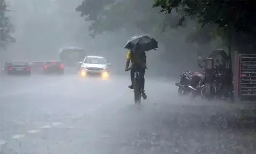 ബംഗാള് ഉള്കടലില് തീവ്ര ന്യൂനമര്ദ്ദം; കേരളത്തില് മഴ ശക്തമാവും, മൂന്ന് ജില്ലകളില് നാളെ യെല്ലോ അലര്ട്ട് ബംഗാള് ഉള്കടലില് തീവ്ര ന്യൂനമര്ദ്ദം; കേരളത്തില് മഴ ശക്തമാവും, മൂന്ന് ജില്ലകളില് നാളെ യെല്ലോ അലര്ട്ട്