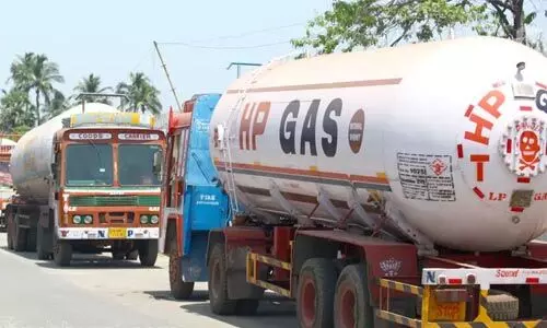 ഗ്യാസ് ടാങ്കര് ലോറി അപകടം: പയ്യന്നൂര്- പിലാത്തറ റൂട്ടില് ഗതാഗത നിയന്ത്രണം ഗ്യാസ് ടാങ്കര് ലോറി അപകടം: പയ്യന്നൂര്- പിലാത്തറ റൂട്ടില് ഗതാഗത നിയന്ത്രണം
