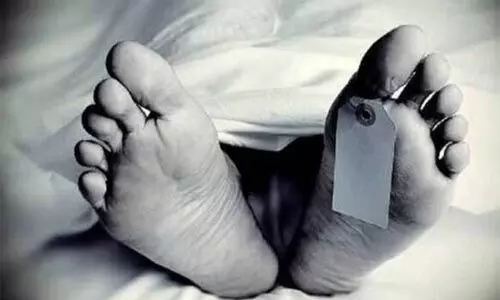 കുഞ്ഞുങ്ങളുമായി കിണറ്റില് ചാടിയ പിതാവ് മരിച്ചു; കുട്ടികളെ ബന്ധുക്കള് രക്ഷപ്പെടുത്തി കുഞ്ഞുങ്ങളുമായി കിണറ്റില് ചാടിയ പിതാവ് മരിച്ചു; കുട്ടികളെ ബന്ധുക്കള് രക്ഷപ്പെടുത്തി