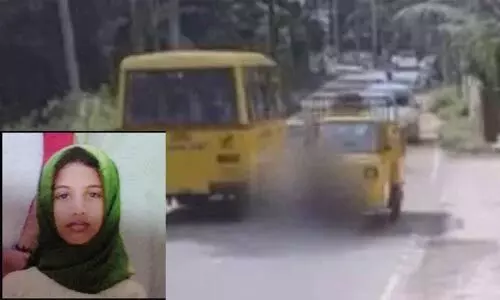 വിദ്യാര്ഥിനിയുടെ മരണം: സ്കൂള് ബസ്സിന്റെ ഫിറ്റ്നസും ഡ്രൈവറുടെ ലൈസന്സും റദ്ദാക്കി വിദ്യാര്ഥിനിയുടെ മരണം: സ്കൂള് ബസ്സിന്റെ ഫിറ്റ്നസും ഡ്രൈവറുടെ ലൈസന്സും റദ്ദാക്കി